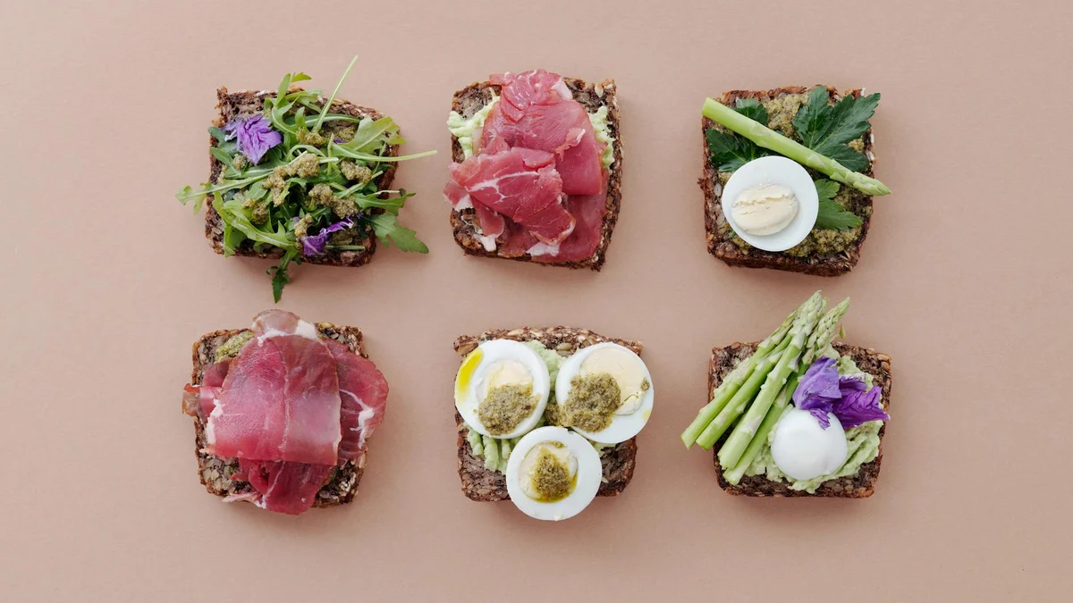 Smørrebrød danés de pan de centeno con arenque marinado, huevo y eneldo